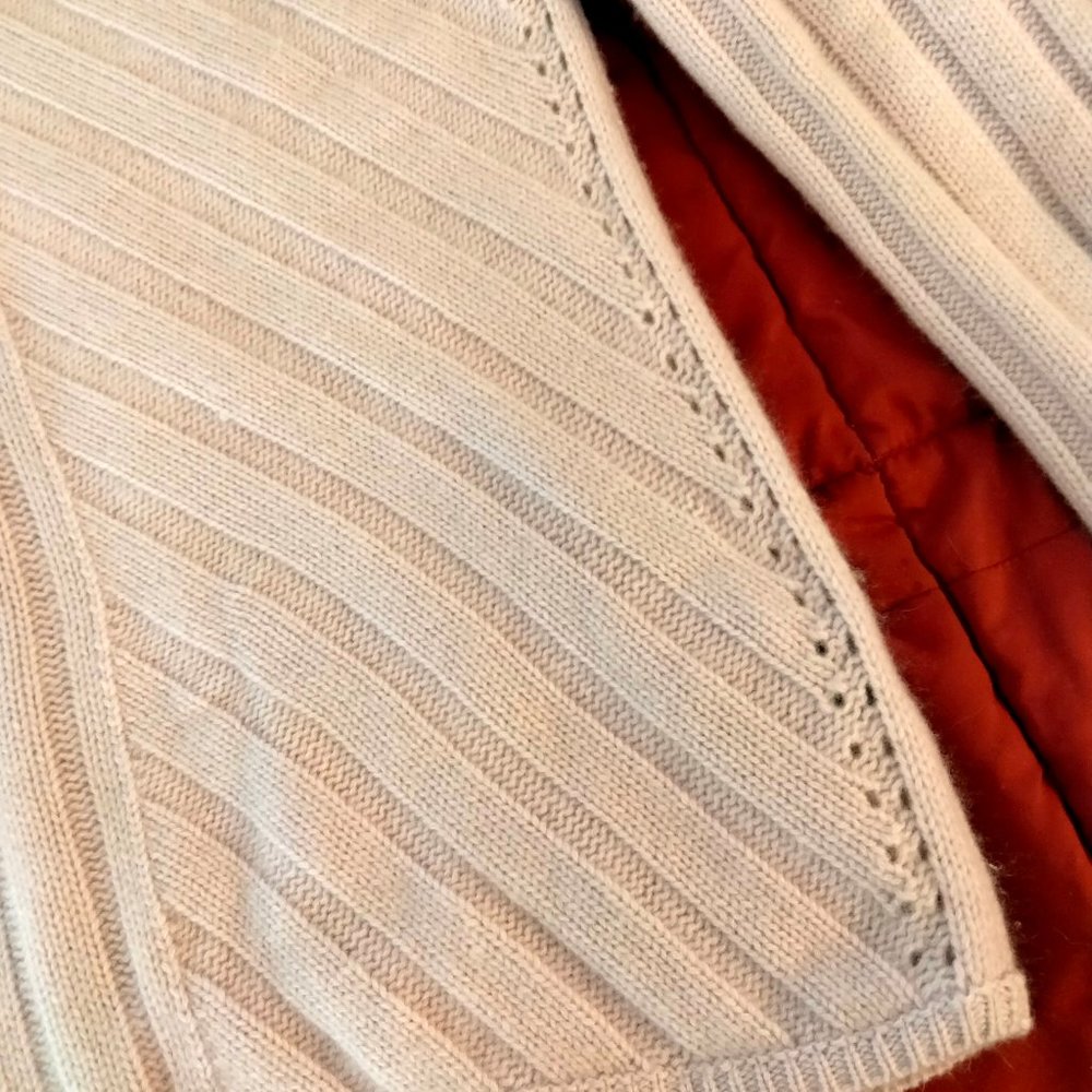 100 percent organic cashmere white/cream herringbone crewneck est. size L